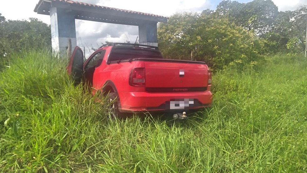 Caminhonete havia sido roubada em Altinho e foi encontrada em Garanhuns — Foto: PRF//Divulgação