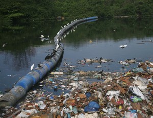 Lixo na Baía de Guanabara, imagem de quarta-feira, dia 29 de julho (Foto: Mario Tama/Getty Images)