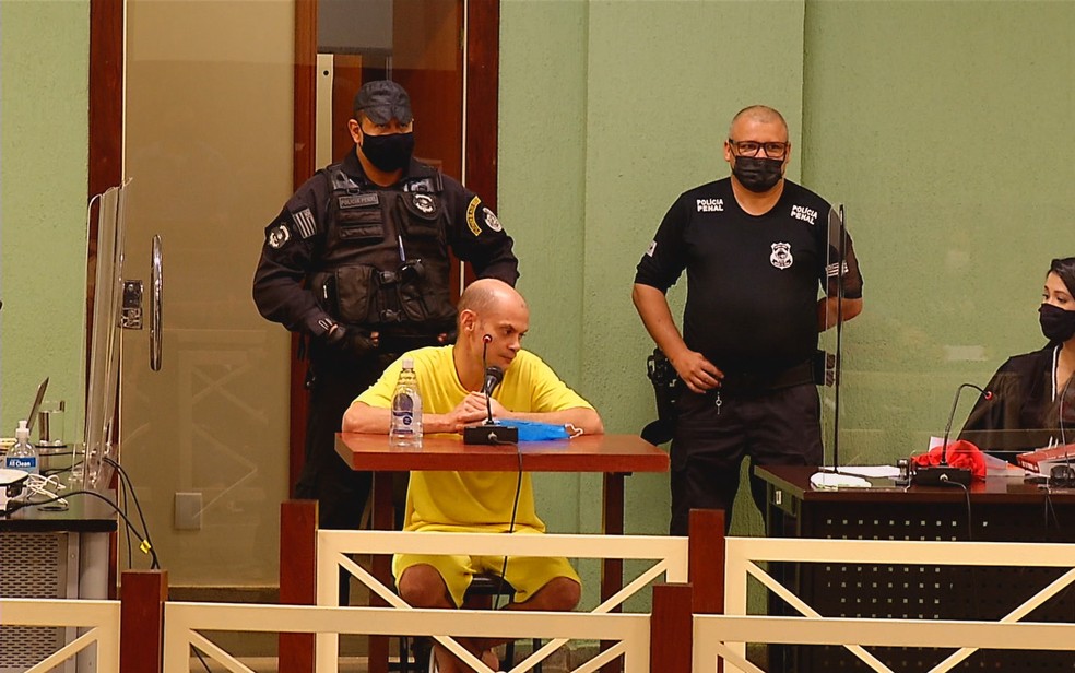 Altieres Bruno Silva durante juri que o condenou por matar mulher Ângela Silva Justino em Rio Verde, Goiás — Foto: Reprodução/TV Anhanguera
