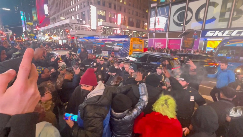 Conflitos entre manifestantes e polícia na Times Square, em Nova York — Foto: TATE BROWN via REUTERS