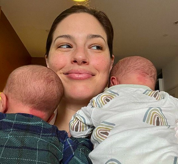 A modelo Ashley Graham com os gêmeos nascidos em janeiro de 2022 (Foto: Instagram)