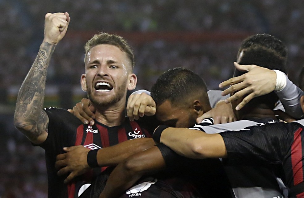 Flamengo tenta contratação de Léo Pereira — Foto: Albari Rosa/Gazeta do Povo