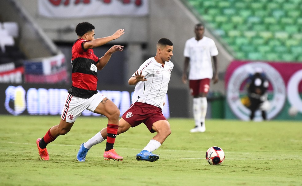 Meio de campo perdeu velocidade com dupla André e Yuri — Foto: André Durão/ge