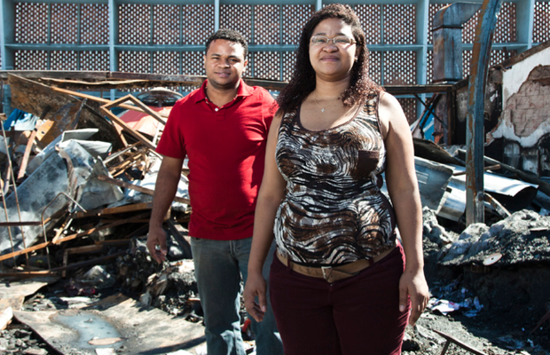 Os irmãos Deivison e Deiviane de Santana nas cinzas da loja que pegou fogo. Eles não tinham um seguro contra incêndio (Foto: PEGN)