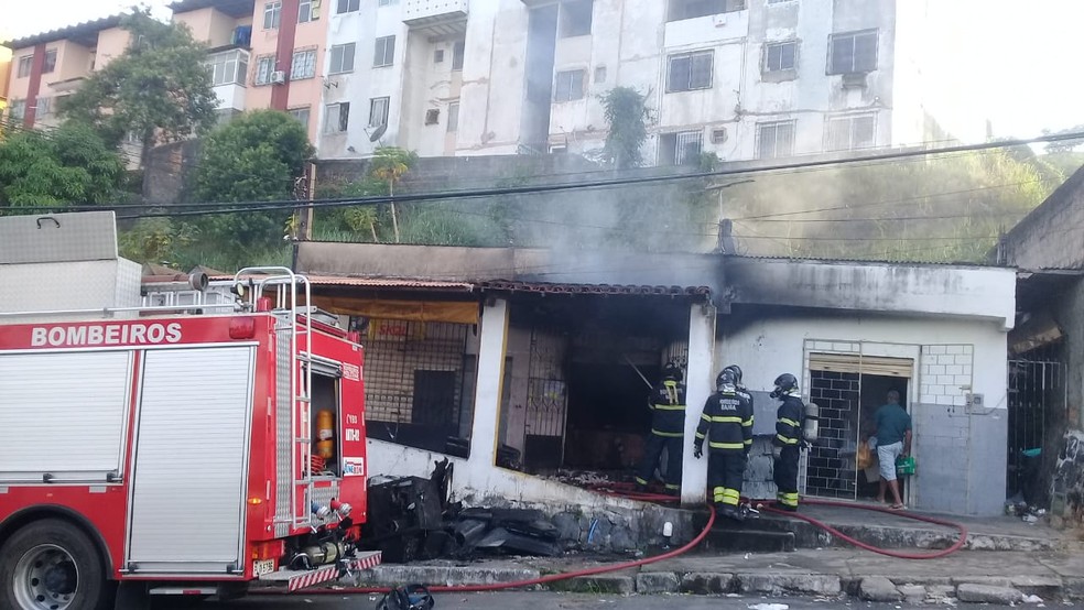 Incêndio atinge loja de conserto de eletrônicos no bairro de Mata Escura, em Salvador  — Foto: Cid Vaz/TV Bahia