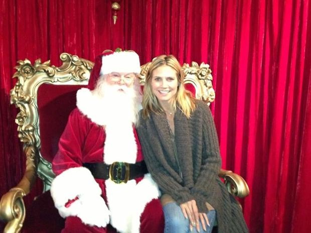Heidi Klum já no clima de Natal. O que será que ela pediu ao Papai Noel? (Foto: Reprodução)