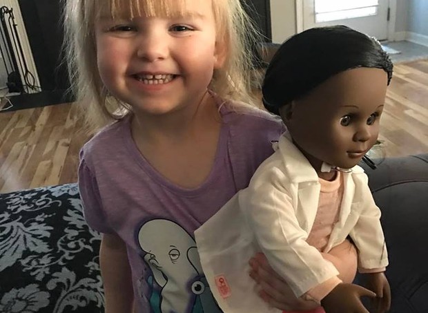 Sophia e sua boneca (Foto: Reprodução/ Facebook Brandi Benner)