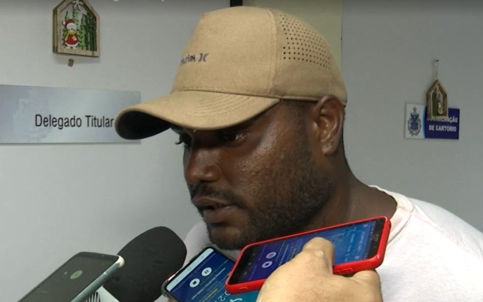 Homem foi ouvido na delegacia de Feira de Santana — Foto: TV Bahia
