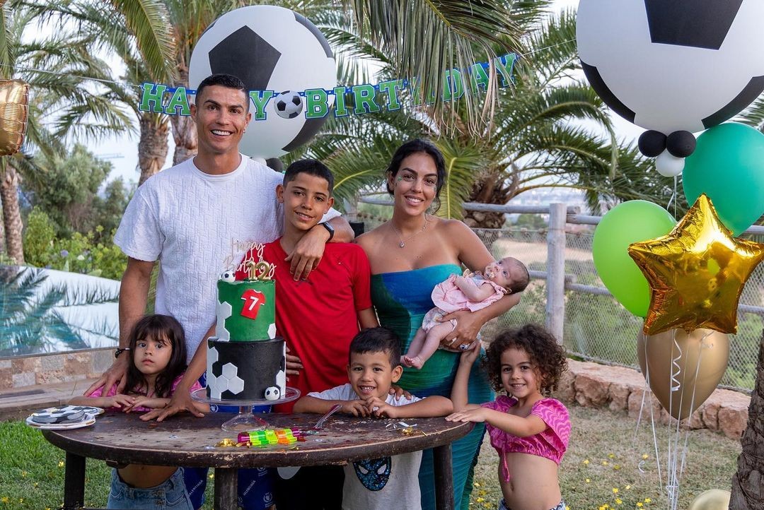 Cristiano Ronaldo, Georgina Rodríguez e os filhos deles (Foto: reprodução / Instagram)