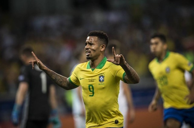 Gabriel jesus comemora um gol no jogo entre Brasil e Argentina (Foto: Guito Moreto / Agência O Globo)