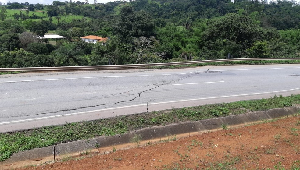 Pista da BR-262 afundou em Florestal — Foto: PRF-MG/Divulgação