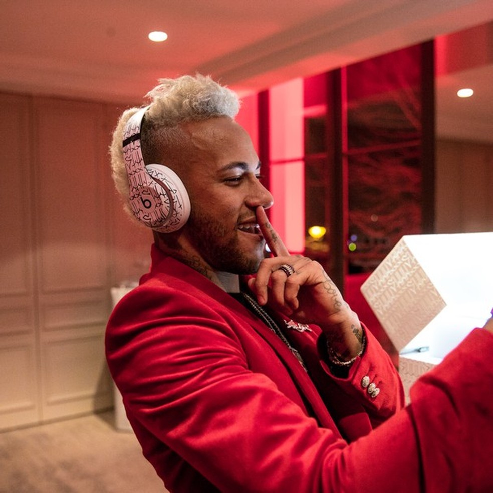 Neymar Jr. presenteia convidados de festa com fones de R$ 2500 | Celebridades | Glamour