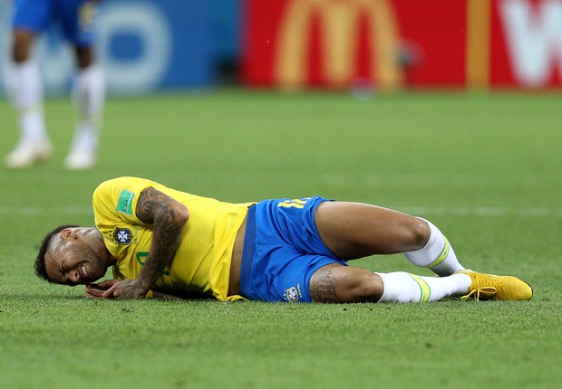 Neymar caído no chão (Foto: Buda Mendes / Equipa / Getty Images)