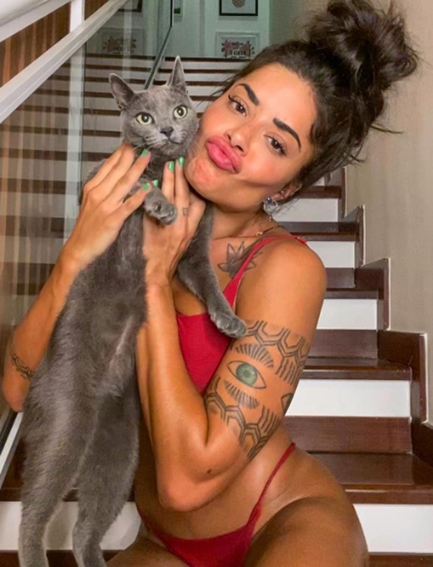 Aline Riscado e sua gata (Foto: Reprodução Instagram)