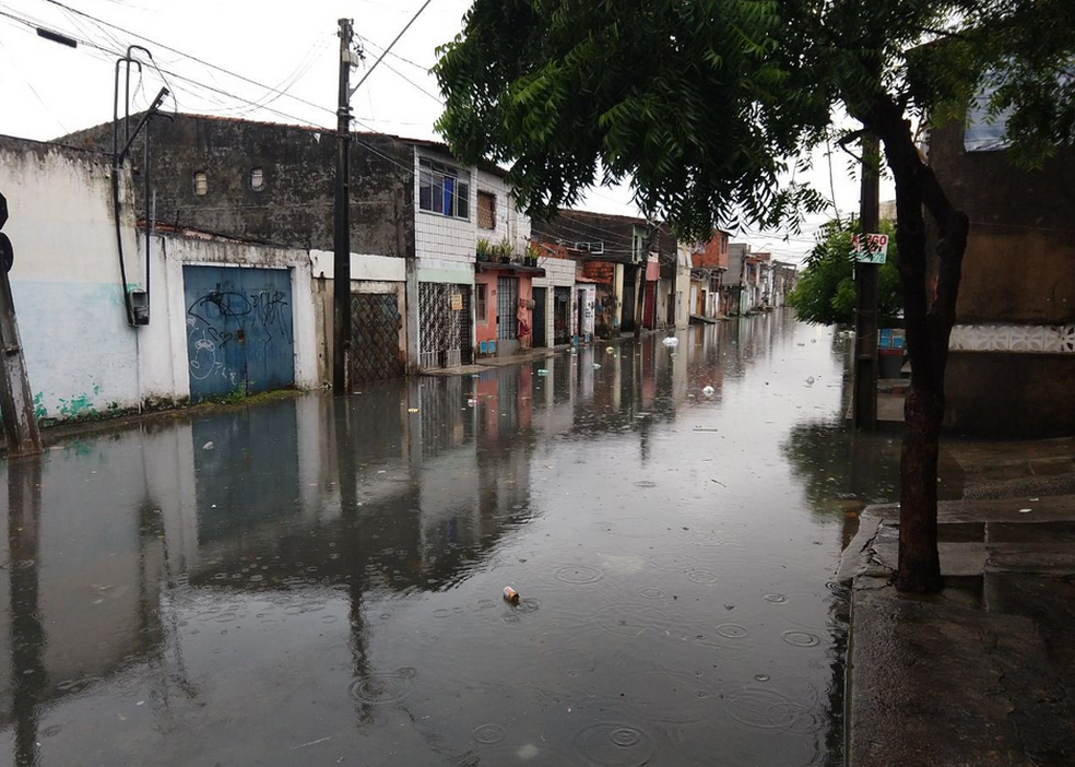 Chuva causa alagamentos em vários pontos de Fortaleza (Foto: Halisson Ferreira/TV Verdes Mares)