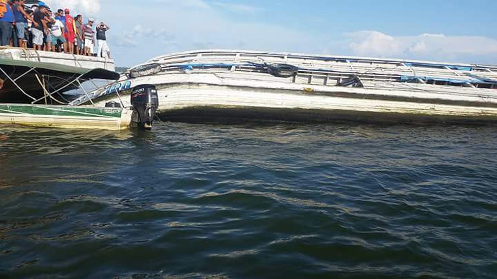 Pessoas observam o navio tombado após naufrágio Rio Xingu, na região de Ponte Grande do Xingu, entre Porto de Moz e Senador José Porfírio, no Pará (Foto: Paulo Vieira/Arquivo Pessoal)