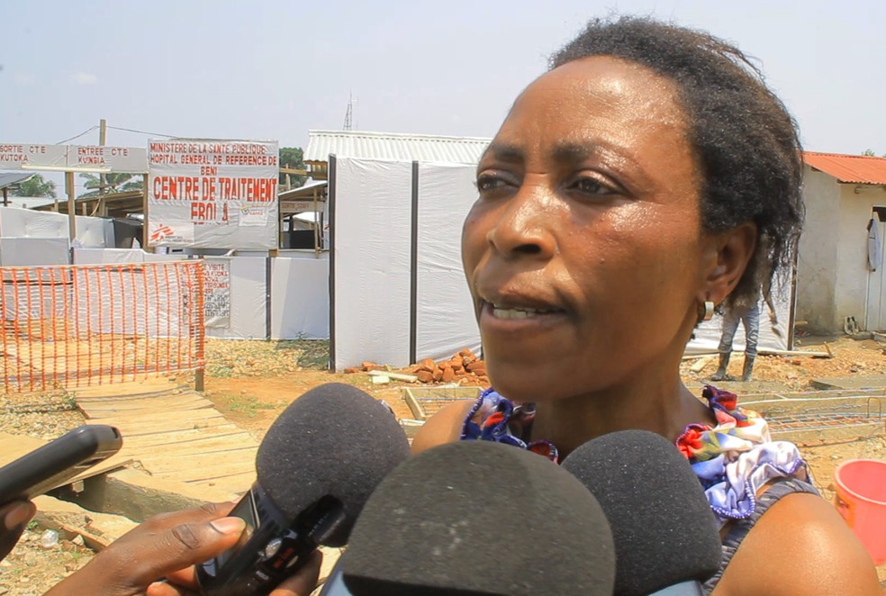 Semida Masika, a última paciente em tratamento para o ebola na República Democrática do Congo, discursa para a mídia depois que recebeu alta do hospital em Beni — Foto: Reuters/Erikas Mwisi Kambale