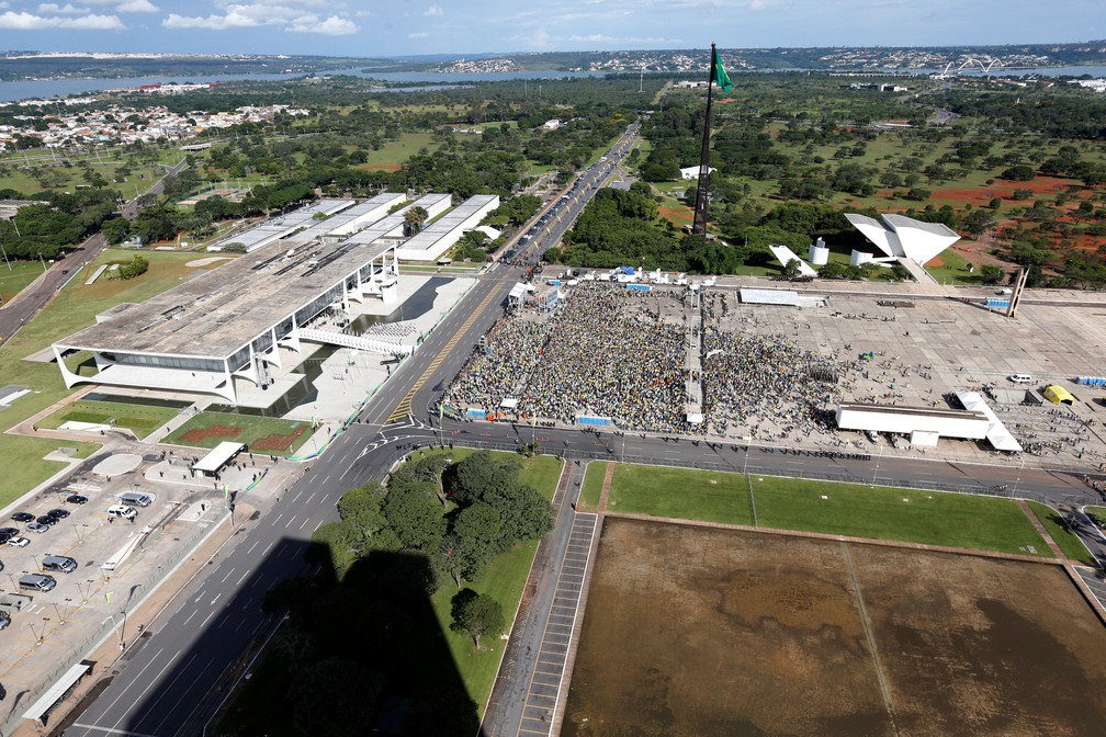 Público reunido em frente ao Palácio do Planalto para a posse de Jair Bolsonaro — Foto: Adriano Machado/Reuters