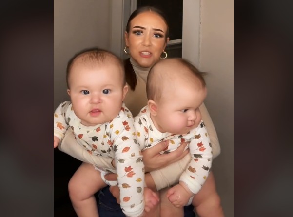 Vídeos da mãe com suas gêmeas no colo viralizaram (Foto: Reprodução/Tik Tok)
