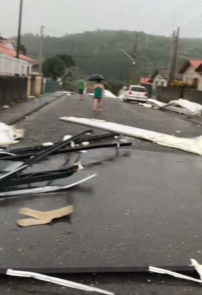 Temporal causa estragos em Orleans; telhados de escola e ginásio foram arrancados com rajadas de vento