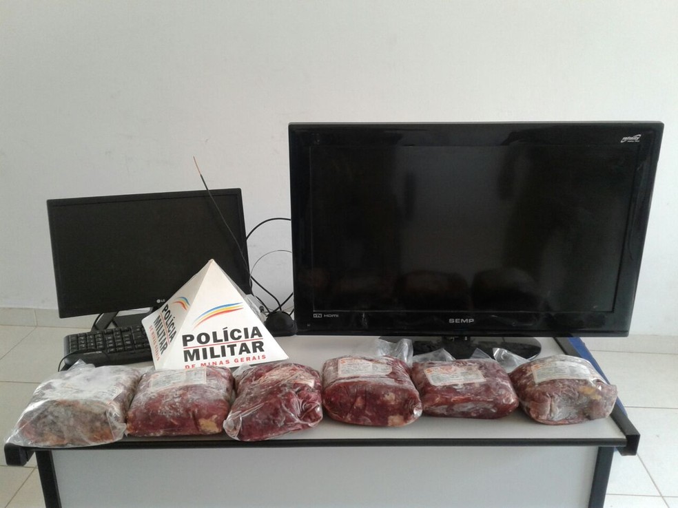 Polícia Militar recuperou uma televisão, monitor, teclado de computador e seis pacotes de carne com aproximadamente dois quilos cada (Foto: Polícia Militar/Divulgação)