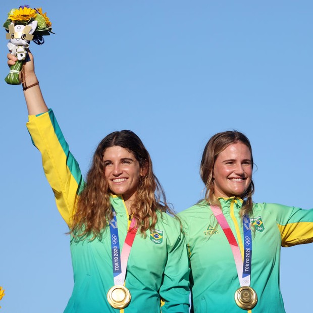 FUJISAWA, JAPAN - AUGUST 03: (L-R) Martine Grael and Kahena Kunze of Team Brazil pose with their gold medals for the Women's Skiff 49er class on day eleven of the Tokyo 2020 Olympic Games at Enoshima Yacht Harbour on August 03, 2021 in Fujisawa, Japan. (P (Foto: Getty Images)