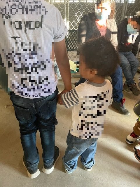 Irmãos são abandonados na fronteira dos EUA com bilhete escrito em suas roupas (Foto: Reprodução/ Twitter/ Acting Chief Patrol Agent Joel Martinez)
