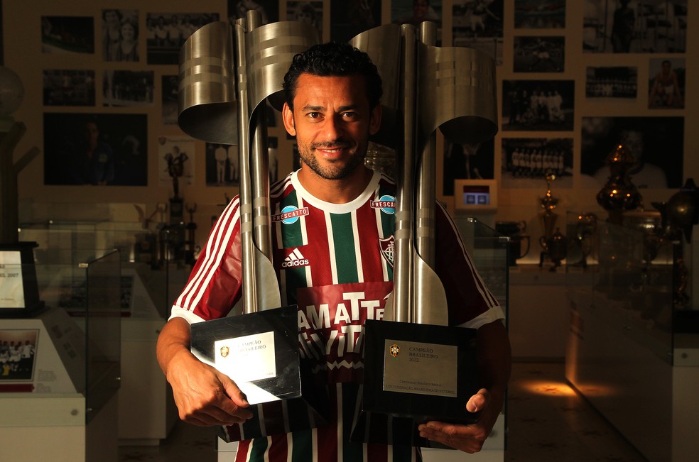 Fred com os dois trofus de campeo brasileiro pelo Flu  Foto: Nelson Perez / Fluminense