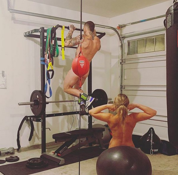 A lutadora de MMA Paige VanZant e o marido treinando sem roupas (Foto: Instagram)