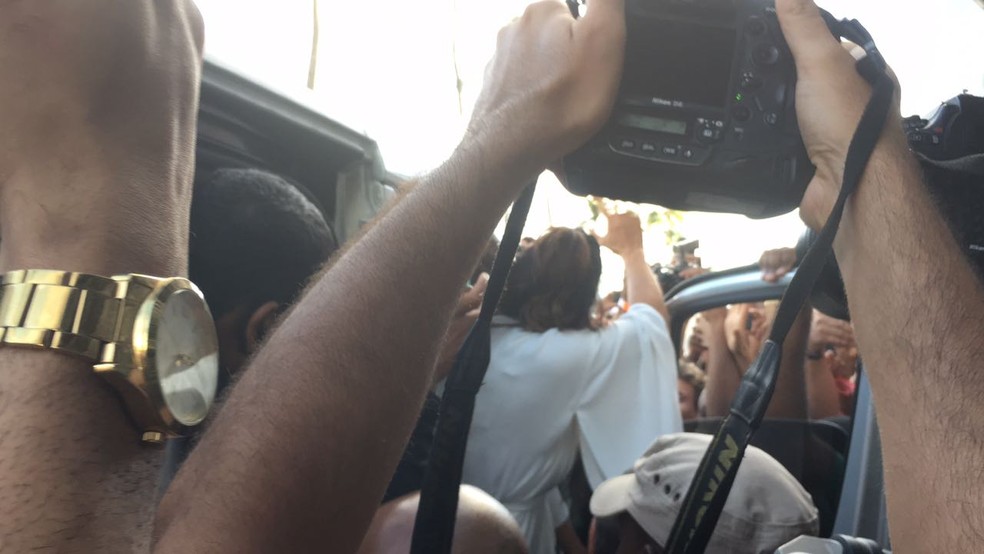 Ivete Sangalo foi recebida por fãs em Ondina (Foto: Maiana Belo/ G1)