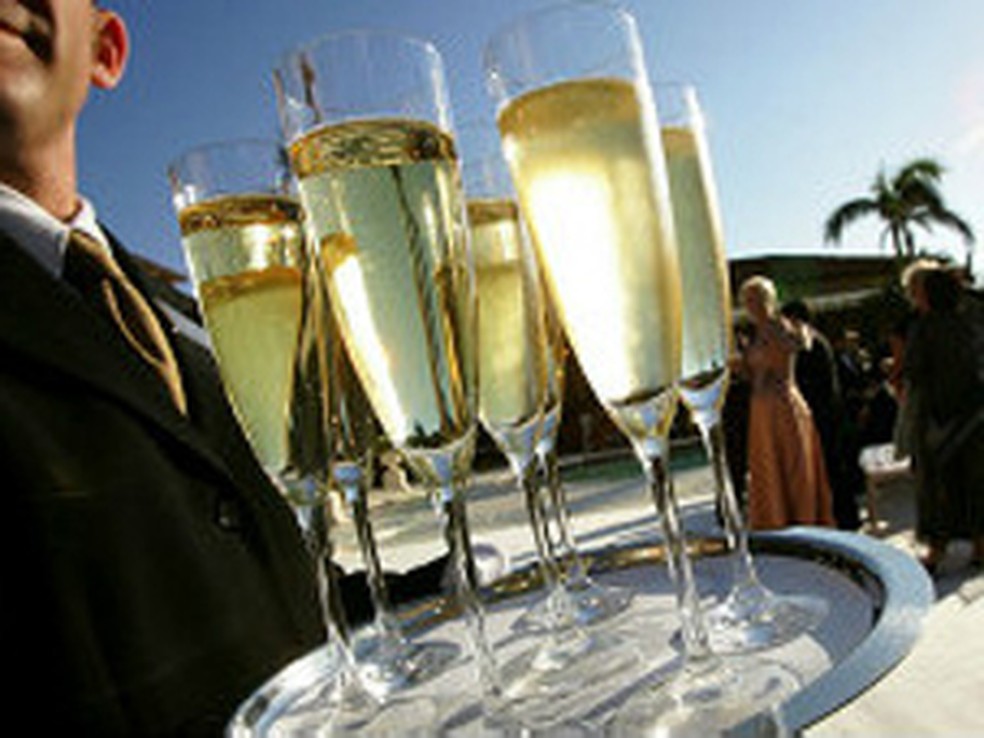 Beber champagne em taças altas está saindo de moda — Foto: Getty