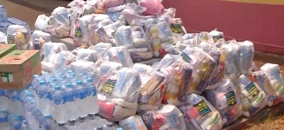 Fronteira entre Brasil e Paraguai doa 2 toneladas de comida, roupas e água para Petrópolis — Foto: Mauro Almeida/ TV Morena