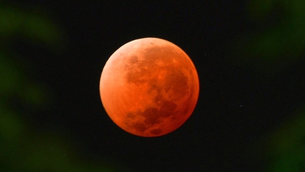 Eclipse lunar de 2014 deixou a lua 'laranja' (Foto: Getty Images via BBC News Brasil)