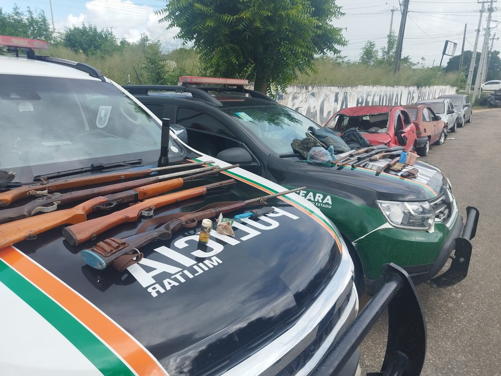 PM apreende nove armas com caçadores de "avoantes" em Poranga. — Foto: Polícia Militar/ Divulgação