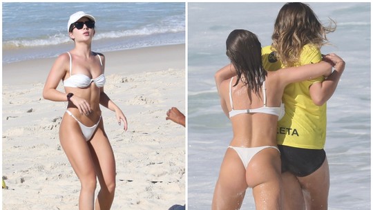 De biquíni branco, Jade Picon brinca de pega pega em dia de praia no Rio