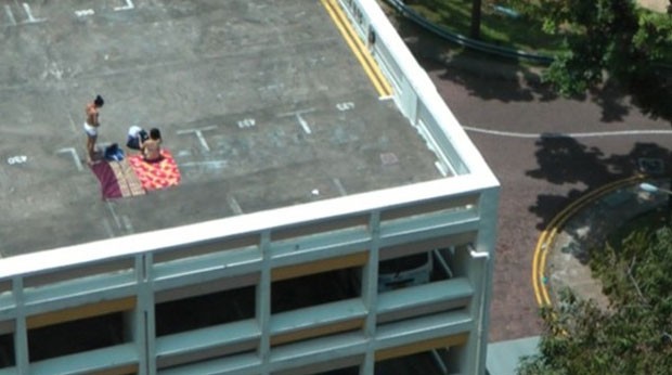 Mulheres tomavam banho de sol em telhado, mas foram expulsas por segurança (Foto: Reprodução/Imgur)