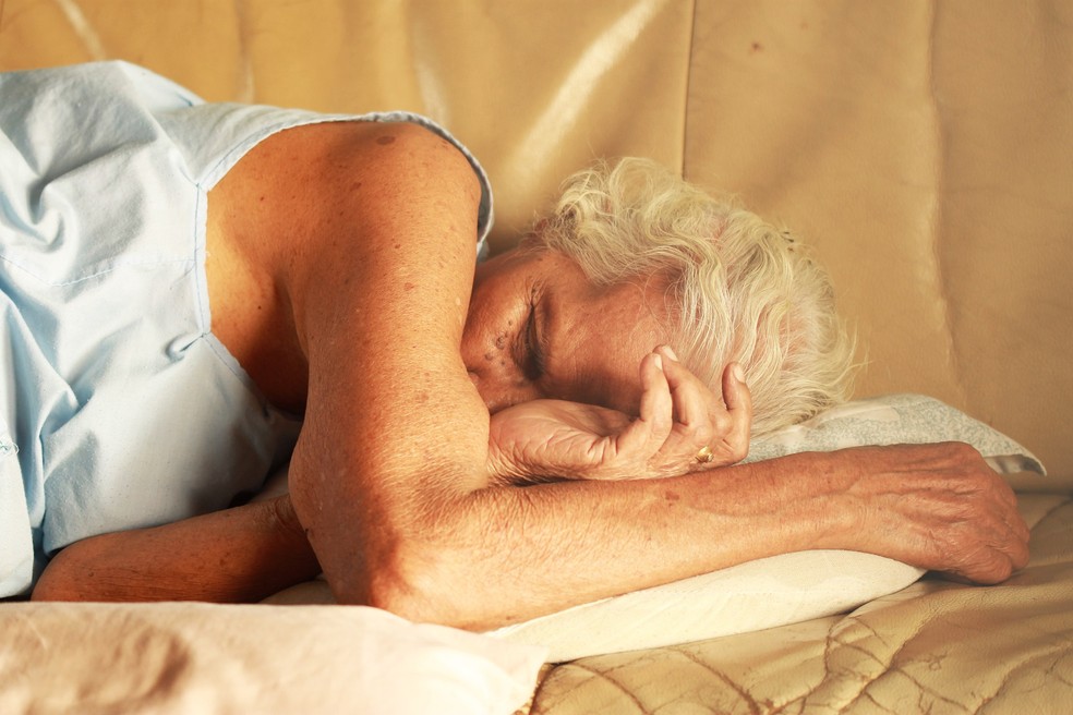 Idosa dormindo: insônia provocada pelo estresse afeta o sistema imunológico — Foto: https://pixabay.com/pt/photos/mae-provedor-dorme-jesse-casa-815567/