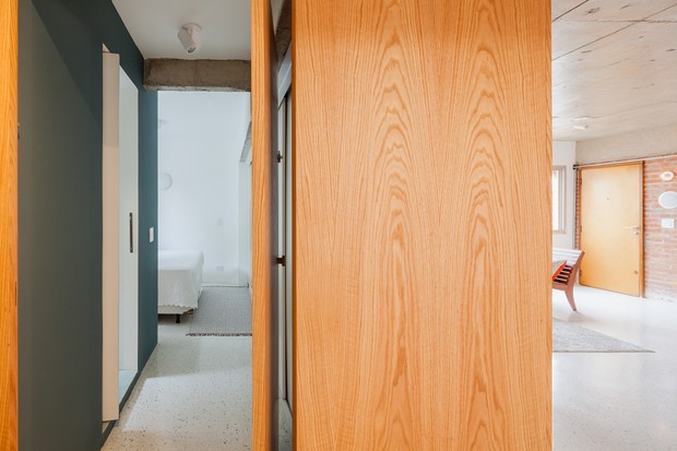 Granilite, concreto e madeira em apê de 80 m²  (Foto: FOTOS PEDRO VANNUCCHI)