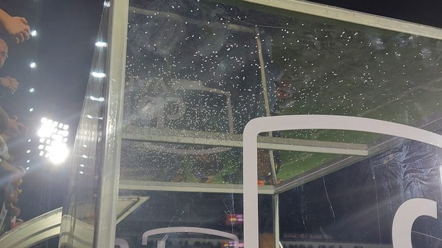 Torcedor do Bragantino joga sal grosso na cabine do VAR