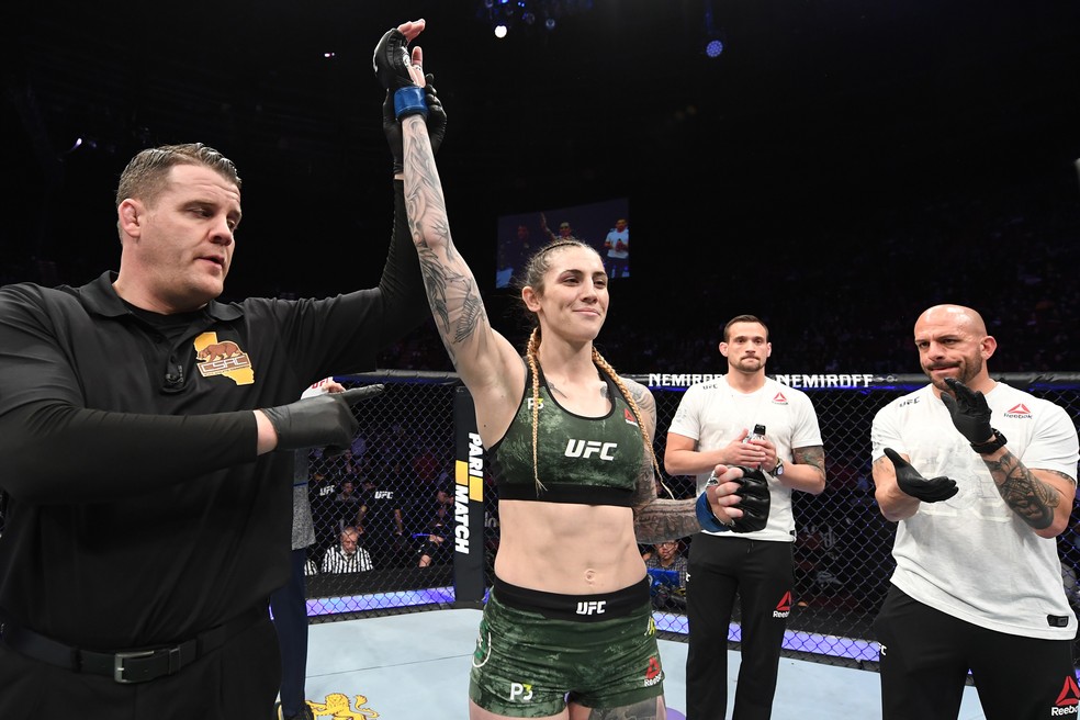 Megan Anderson é declarada vencedora contra Cat Zingano no UFC 232 — Foto: Getty Images