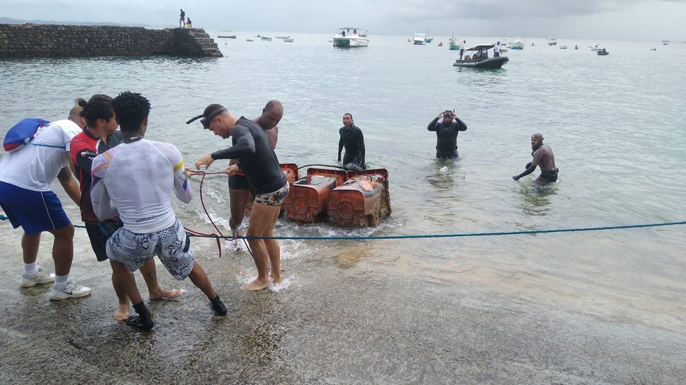 Cerca de 400 quilos de lixo foram retirados do mar na região do Porto da Barra — Foto: Divulgação