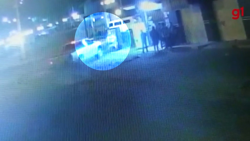 Vídeo mostra momento em que prefeito de Itaperuçu, na Região Metropolitana de Curitiba, é atropelado por caminhonete — Foto: Reprodução