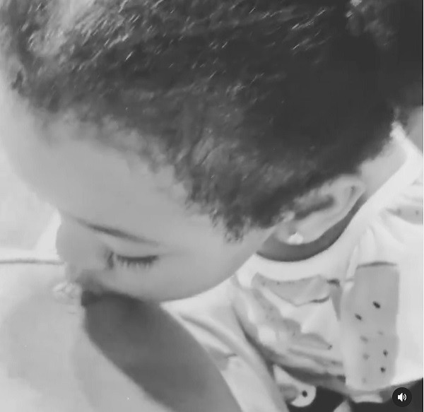 A filha de dois anos de Cardi B beijando a barriga da artista (Foto: Instagram)
