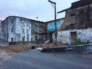 Lateral do casarão desabou no bairro do Varadouro, em João Pessoa, neste domingo (17) (Foto: Walter Paparazzo/G1)