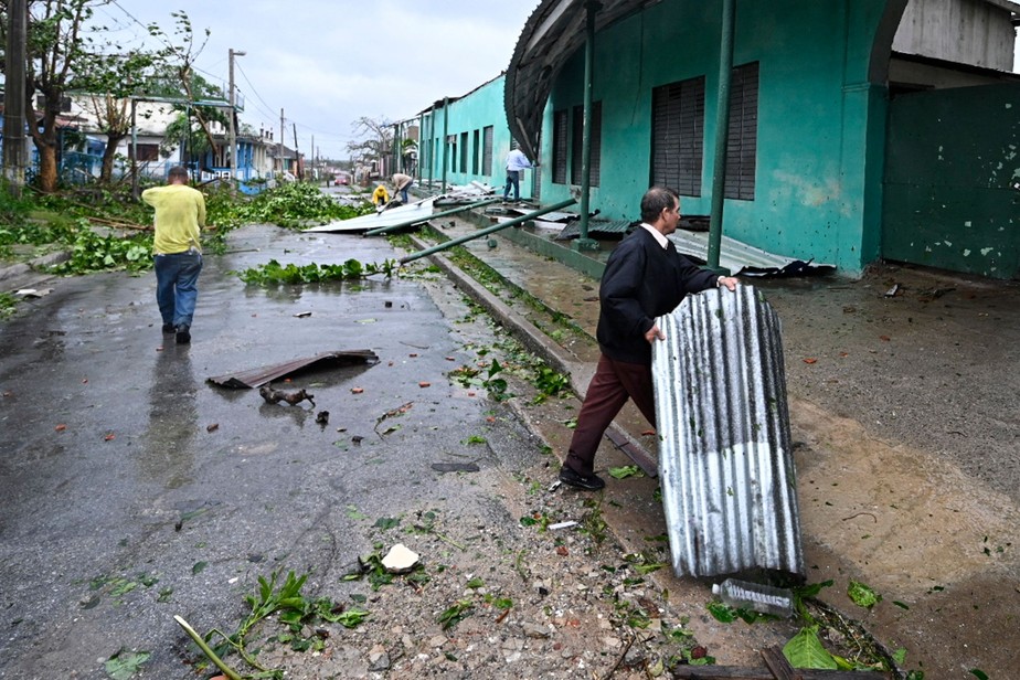 Chuvas inundam Consolacion del Sur, Cuba, com passagem do furacão Ian