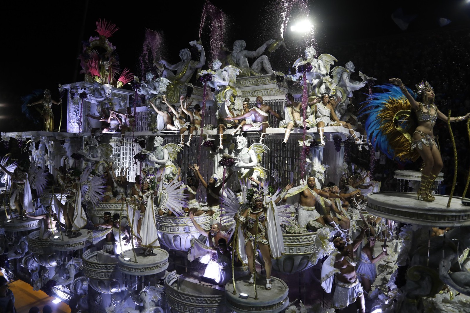 Vila é a terceira a desfilar com enredo sobre celebrações de origem religiosa — Foto: Gabriel de Paiva