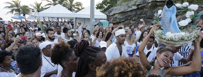 Festa de Iemanjá leva centenas de pessoas ao Arpoador — Foto: Roberto Moreyra