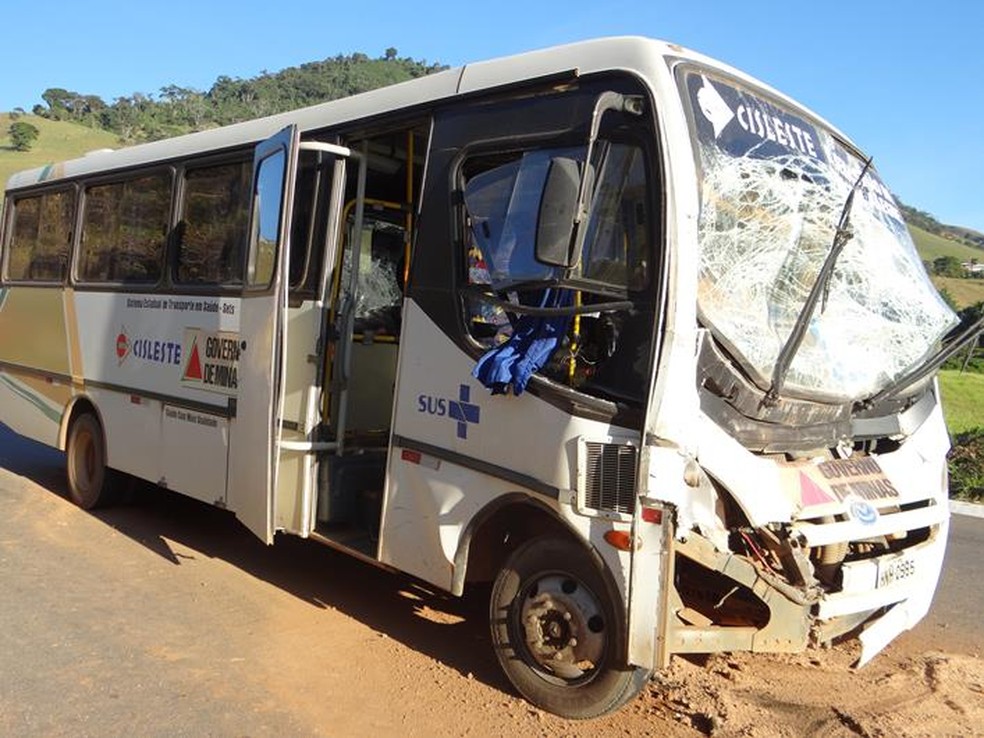 batida entre caminhao e micro onibus deixa 15 feridos na br 356 em muriae zona da mata g1