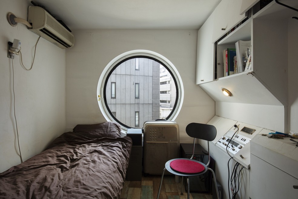 Cápsula utilizada como moradia na Nakagin Capsule Tower, em Tóquio, Japão. — Foto: Reprodução/PRTImes Japan