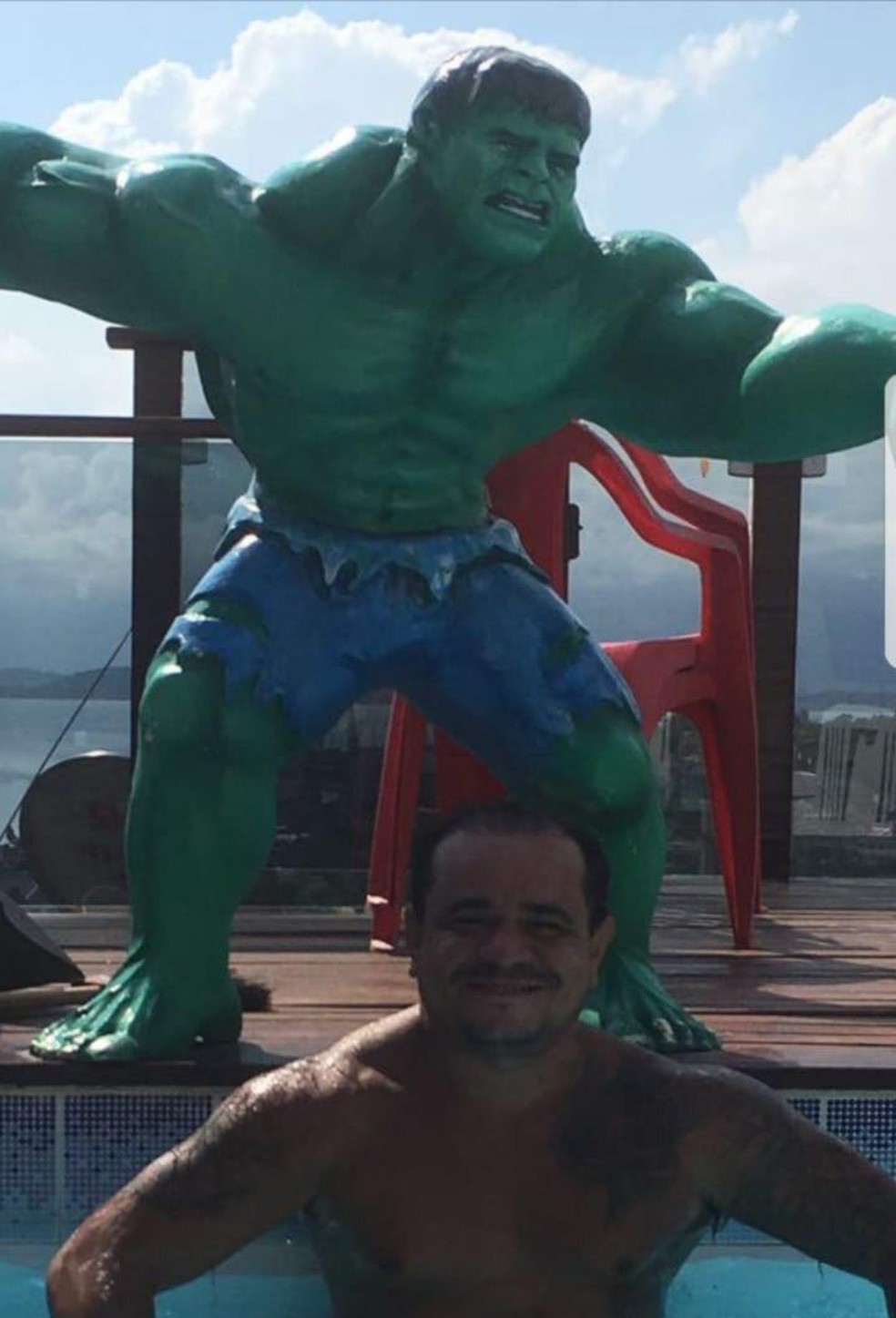 O traficante Gil na piscina no alto do Morro do Dendê, na Ilha do Governador, Zona Norte da cidade — Foto: Divulgação